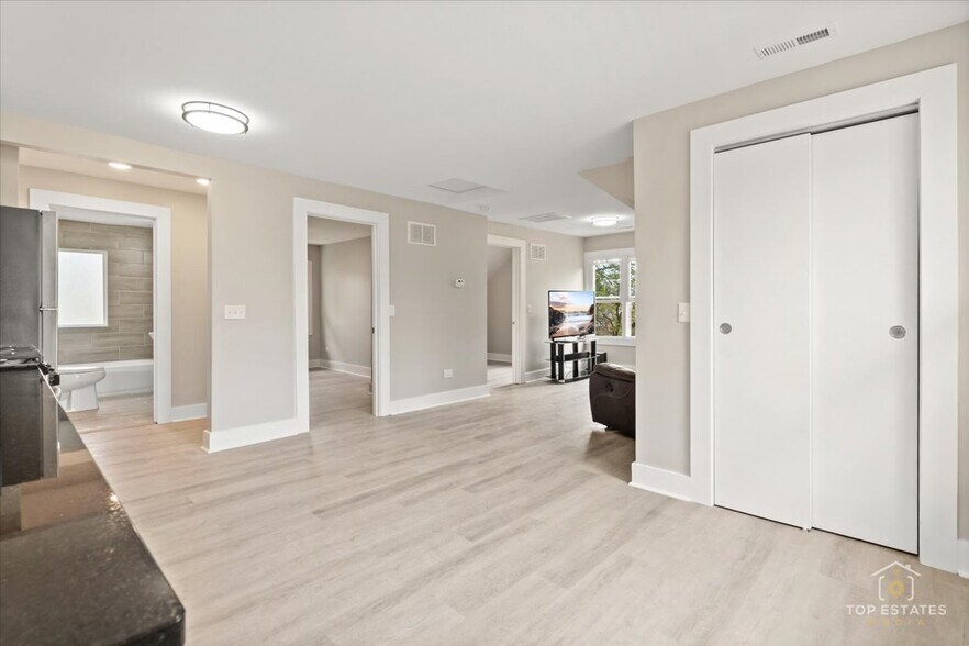 More Photos Of 1542 Victoria Ave, North Chicago Apartments For Sale