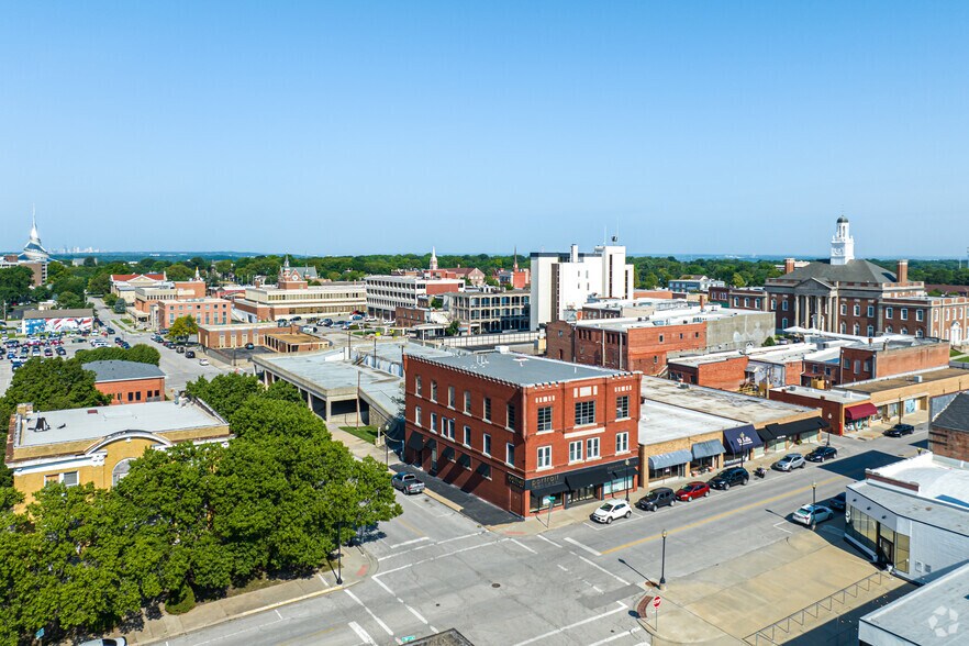 More Photos Of 124 S Main St, Independence Freestanding For Lease