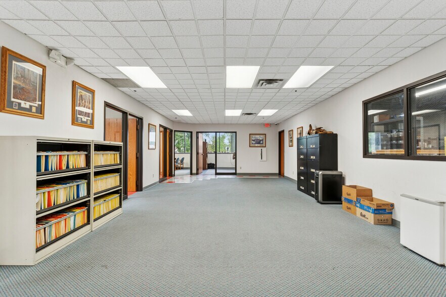 More Photos Of 405 Commerce Ct, Vadnais Heights Manufacturing For Sale