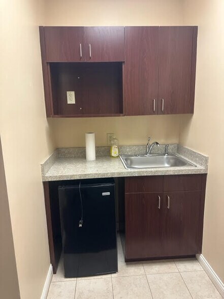 More Photos Of 7357 E Kemper Rd, Cincinnati Office For Sale