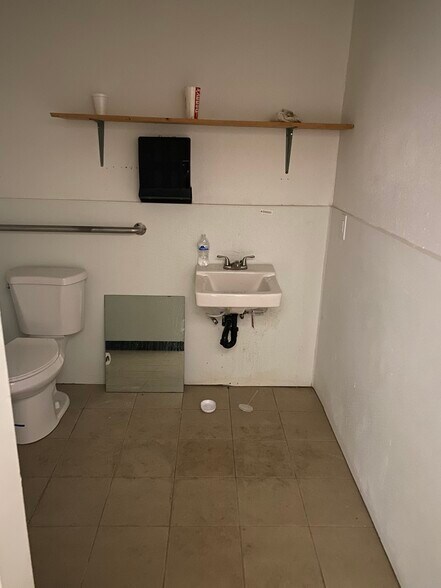 More Photos Of 1700 S K St, Tulare Storefront Retail Office For Lease