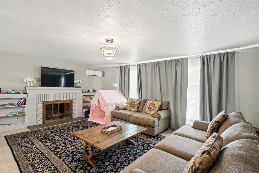 More Photos Of 91 E Main St, Bicknell Hotel For Sale