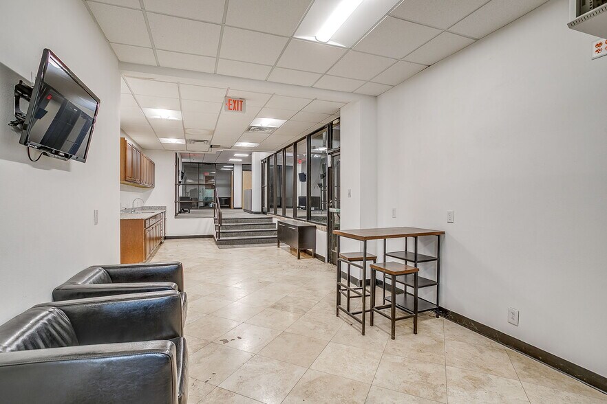 More Photos Of 6451 Brentwood Stair Rd, Fort Worth Office For Lease