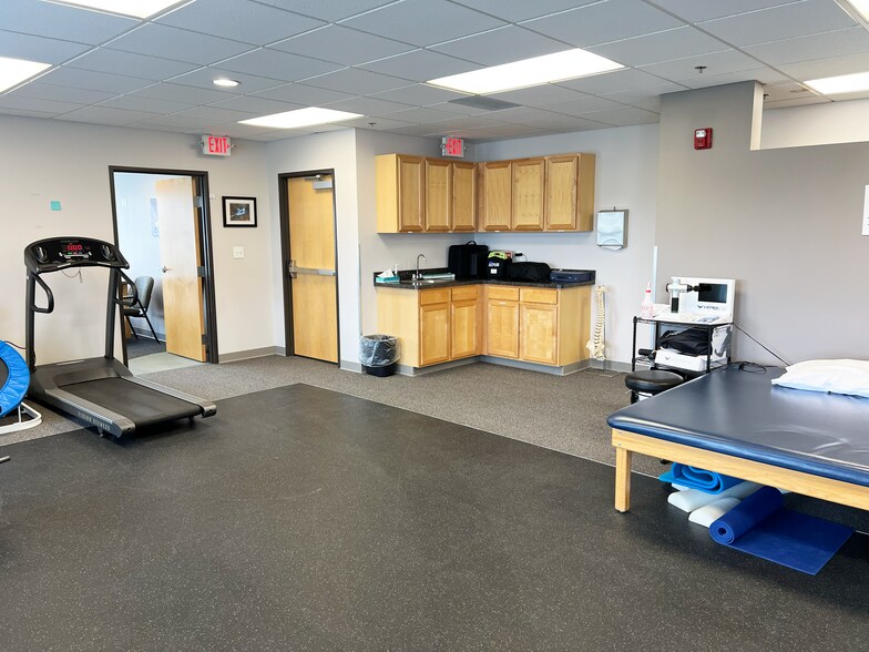 More Photos Of 10412 Allisonville Rd, Fishers Office For Sale