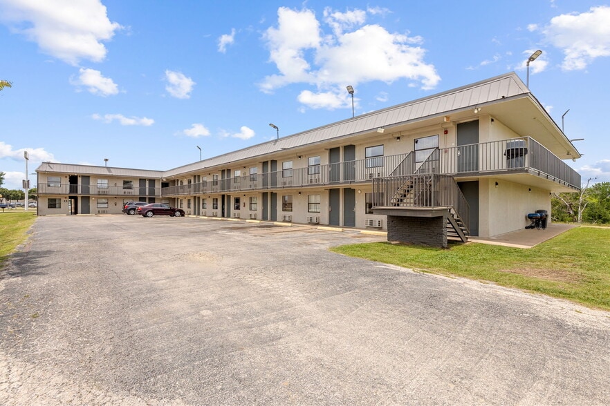 More Photos Of 108 FM 1821, Mineral Wells Hotel For Sale