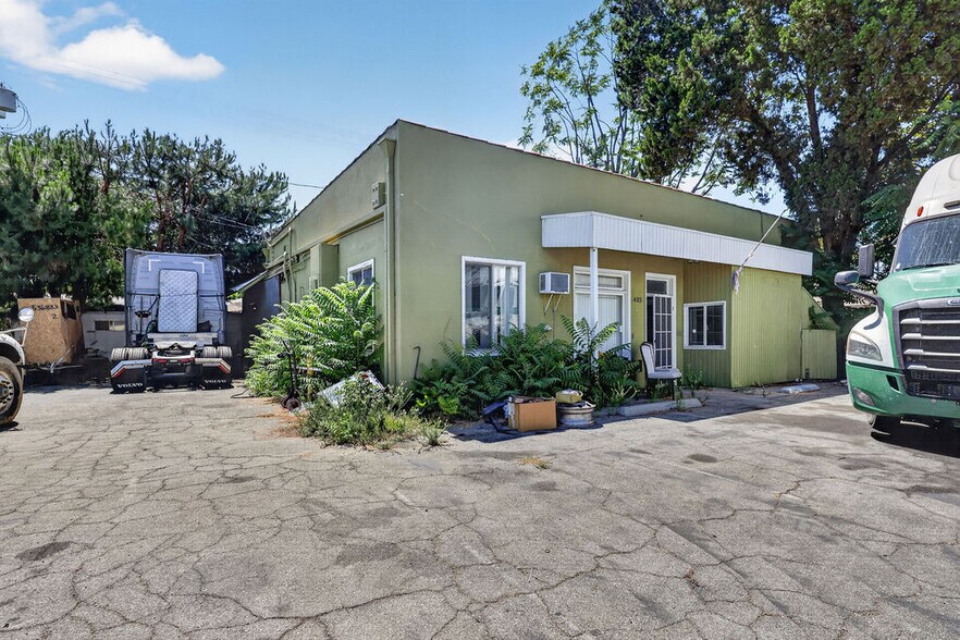 More Photos Of 435 S Main St, Burbank General Retail For Sale