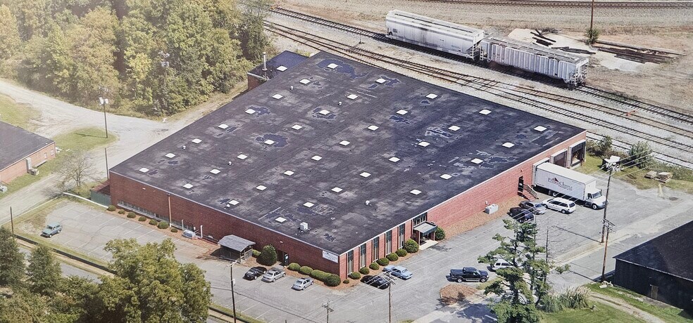 More Photos Of 110 E 15th St, Newton Warehouse For Lease