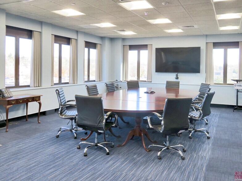 More Photos Of 10 Main St, Bristol Office For Lease