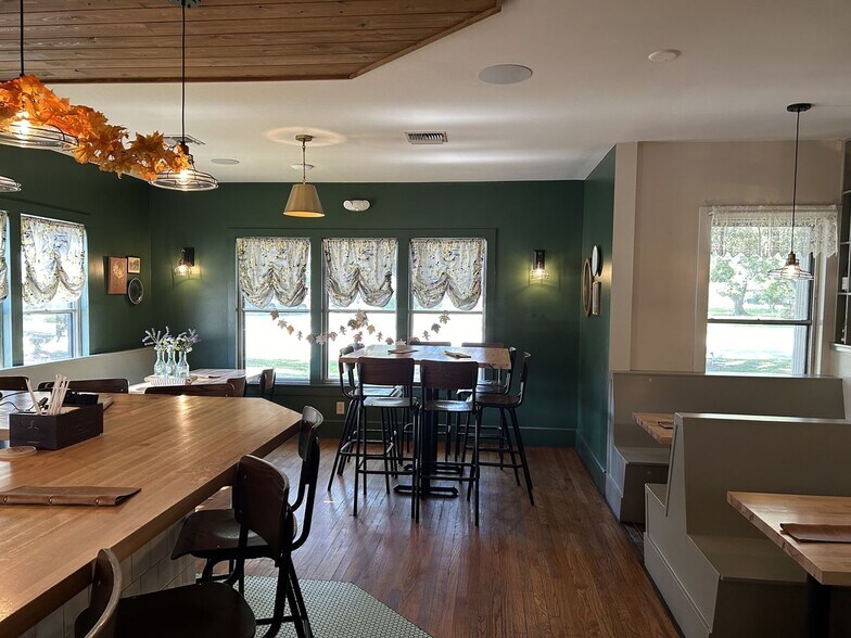 More Photos Of 117 S College Rd, Lafayette Restaurant For Lease