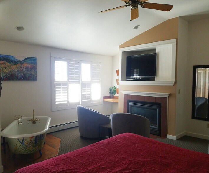 More Photos Of 1000 Grand Ave, Grand Lake Restaurant For Sale