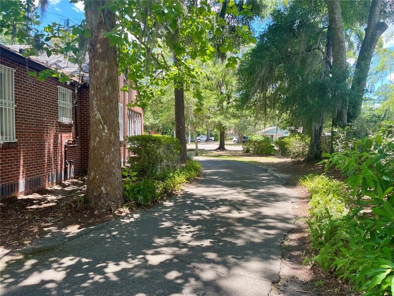 More Photos Of 914 NW 13th St, Gainesville Medical For Sale