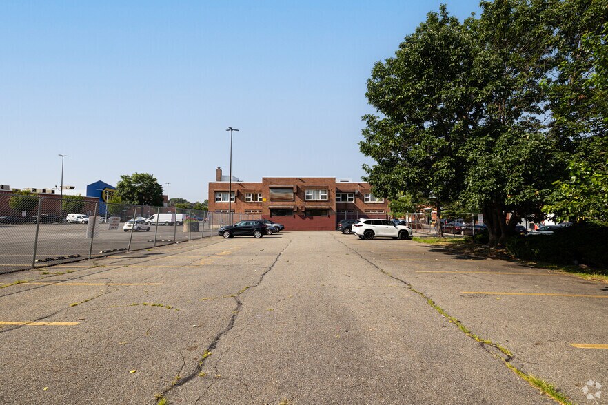 More Photos Of 3243 49th St, Astoria Freestanding For Lease