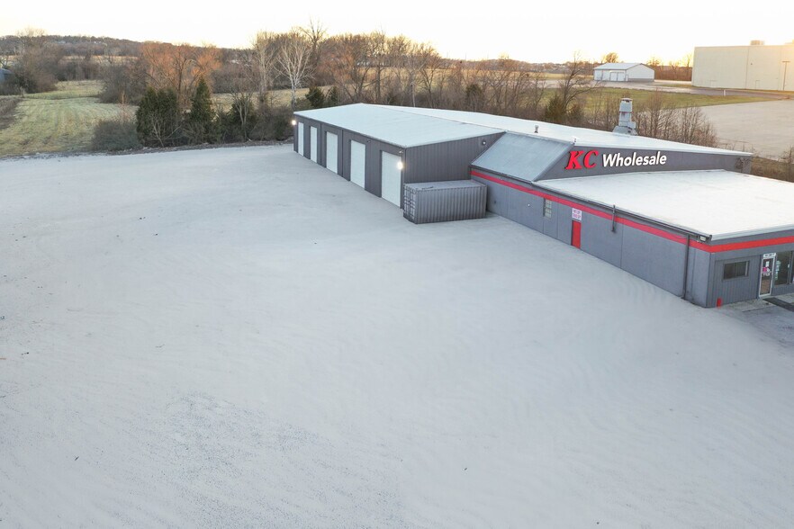 More Photos Of 701 SW 1st St, Oak Grove Industrial For Lease