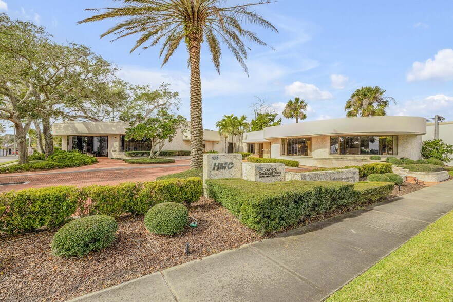 More Photos Of 100-104 Riverside Dr, New Smyrna Beach Office For Sale