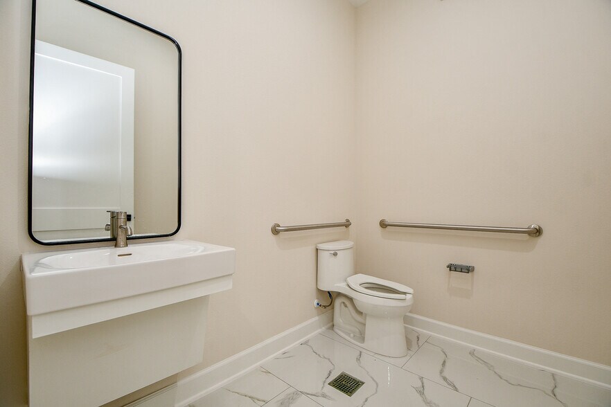 More Photos Of 1325 Main St, Katy Office For Lease