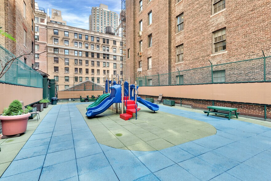 More Photos Of 106 E 86th St, New York Schools For Lease