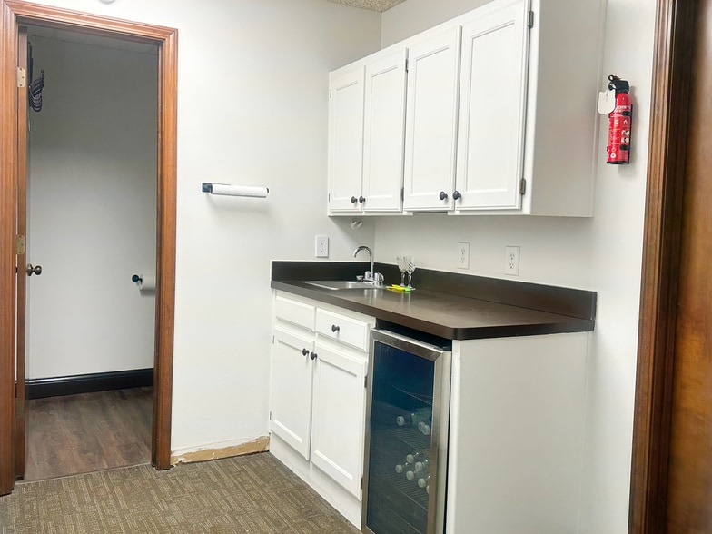 More Photos Of 3770 SW South Park Ave, Topeka Office For Lease