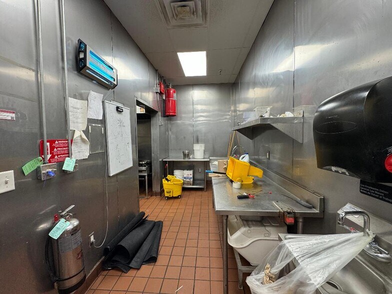 More Photos Of 1906-1908 N Frazier St, Conroe Health Club For Lease