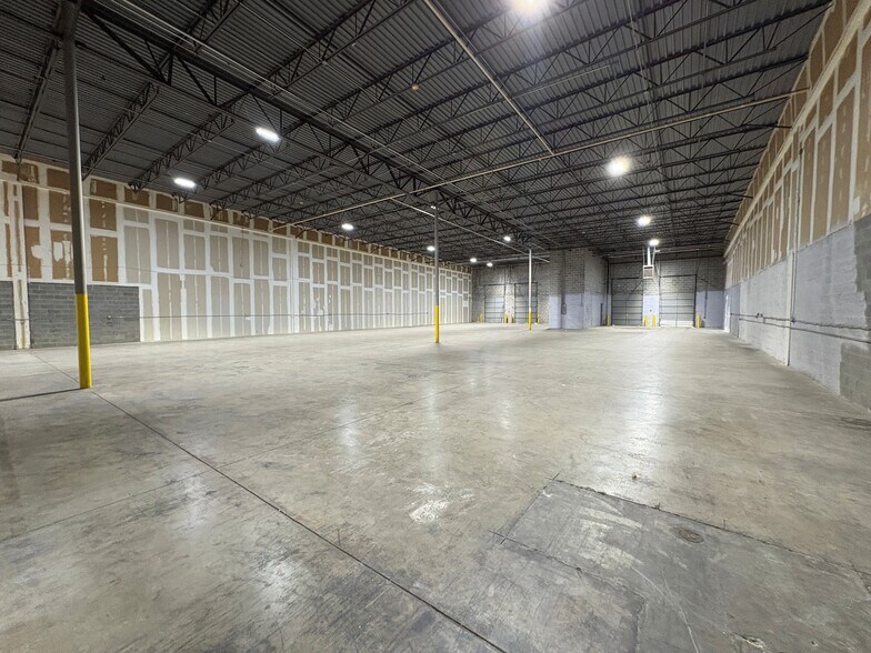 More Photos Of 5370 Truman Dr, Decatur Distribution For Lease