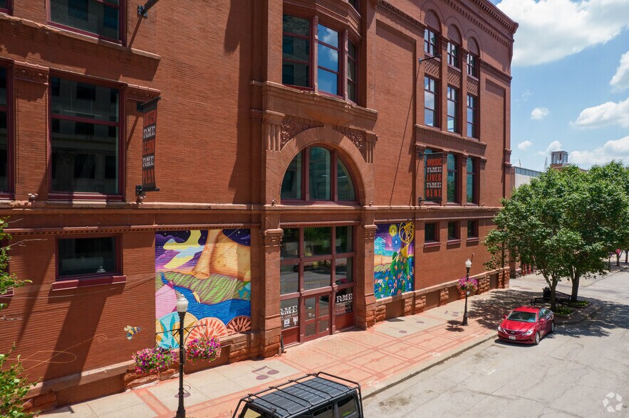 More Photos Of 131 W 2nd St, Davenport Office For Sale