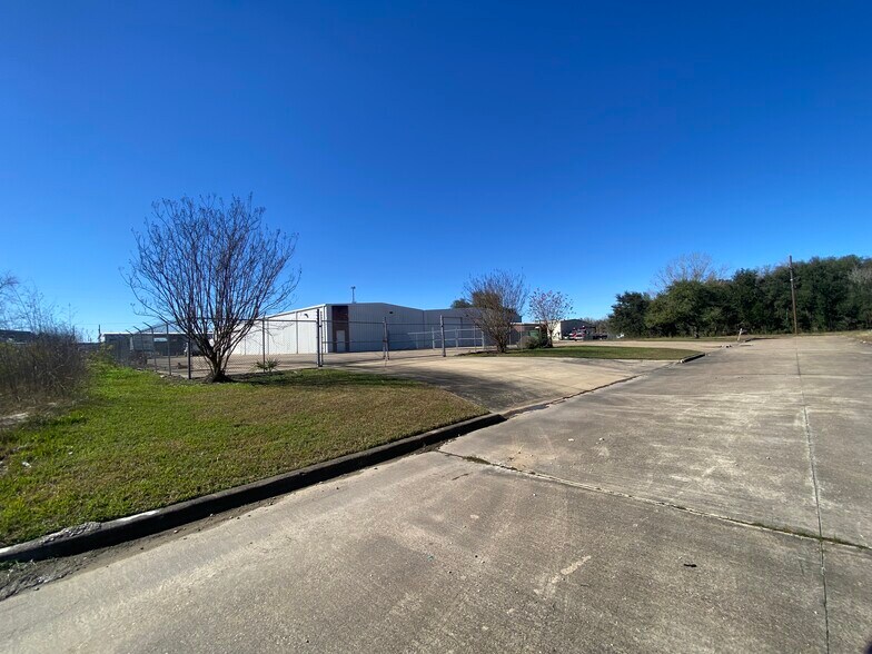 More Photos Of 7030 Wespark Cir, Beaumont Warehouse For Lease