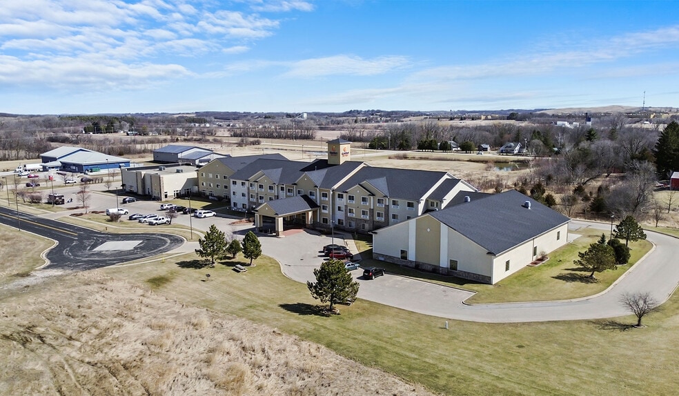 More Photos Of 725 Paradise Ln, Johnson Creek Hotel For Sale