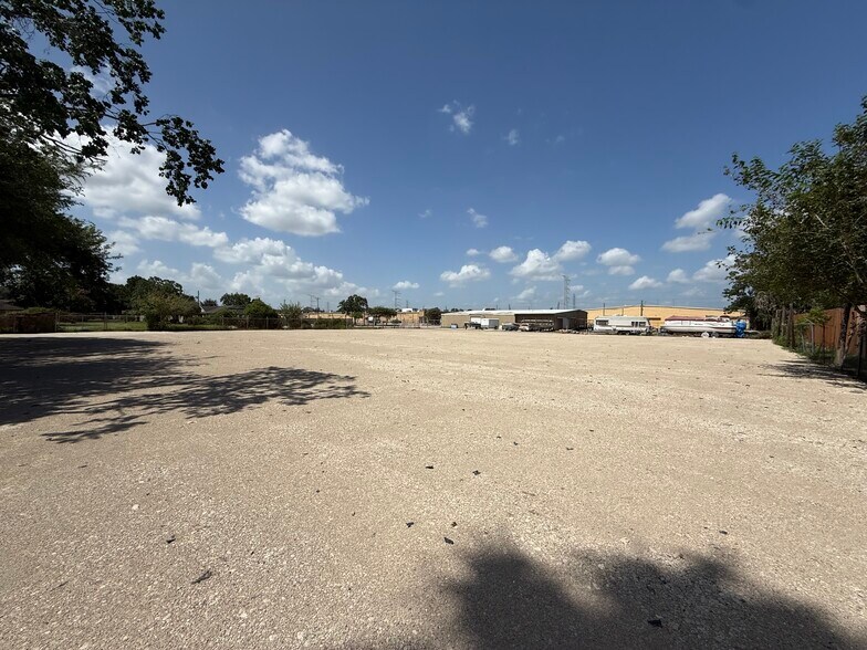 More Photos Of 1904 Hialeah Dr, Seabrook Light Manufacturing For Lease