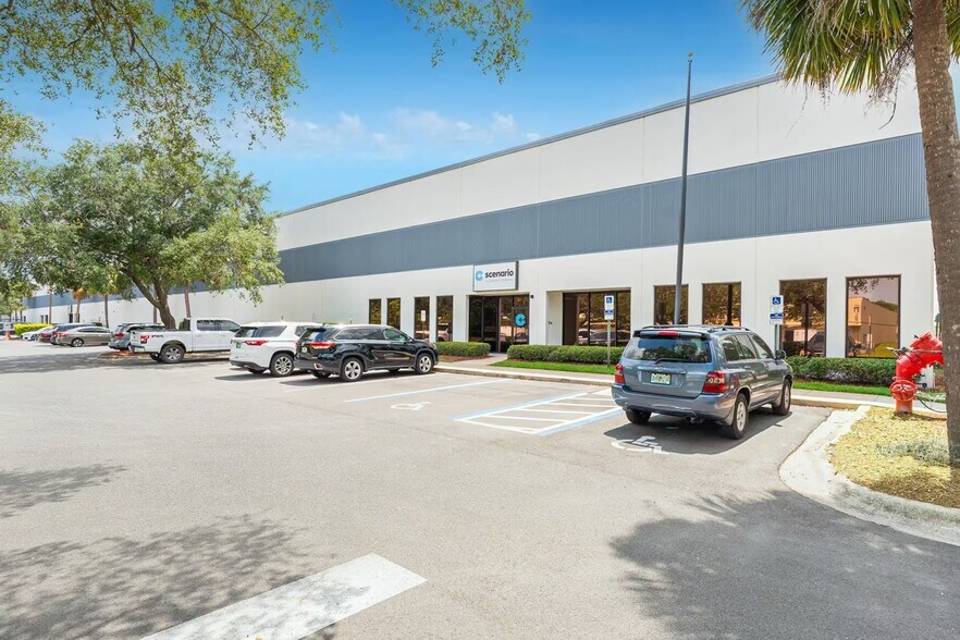 More Photos Of 7600 Kingspointe Pky, Orlando Unknown For Lease