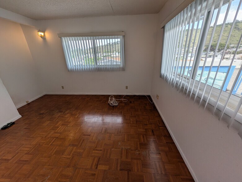 More Photos Of 1638 10th Ave, Honolulu Storefront Retail Office For Sale