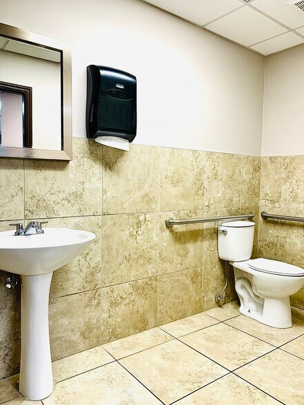 More Photos Of 5700 W Olive Ave, Glendale Medical For Lease