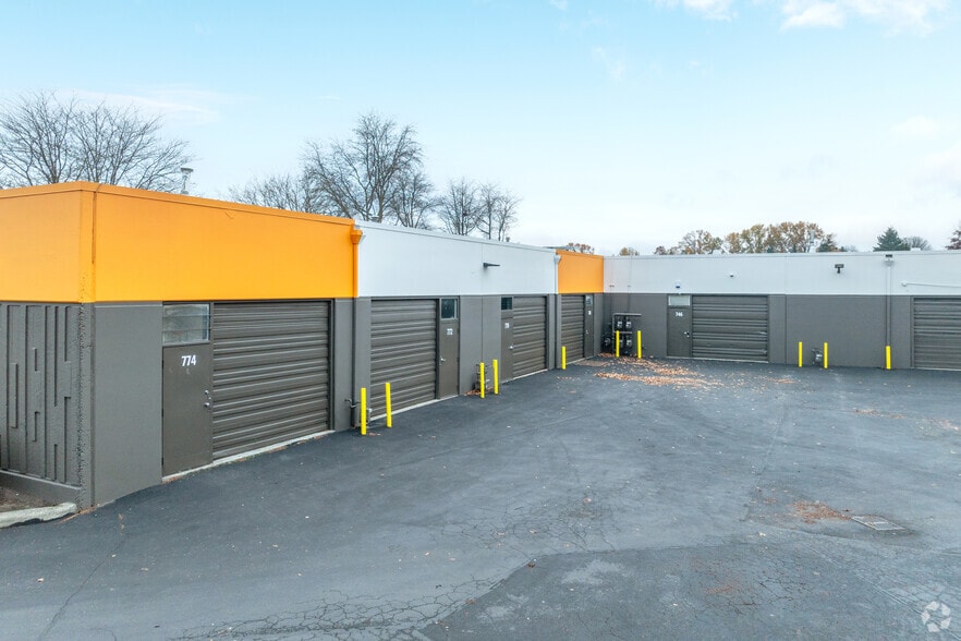 More Photos Of 679-699 Strander Blvd, Tukwila Unknown For Lease