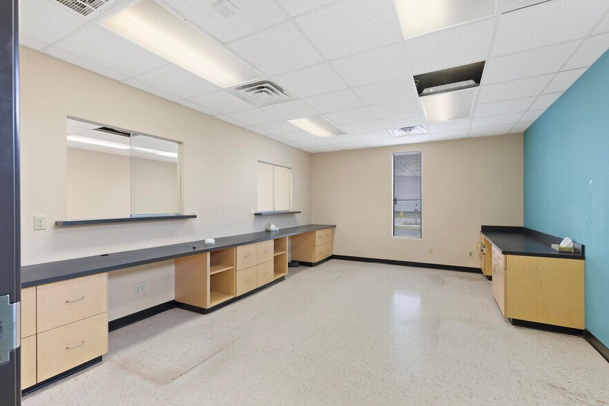 More Photos Of 327 E Airport Dr, Carthage Medical For Sale