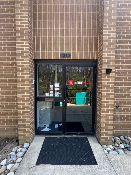 More Photos Of 1342-1360 Old Bridge Rd, Woodbridge Medical For Lease