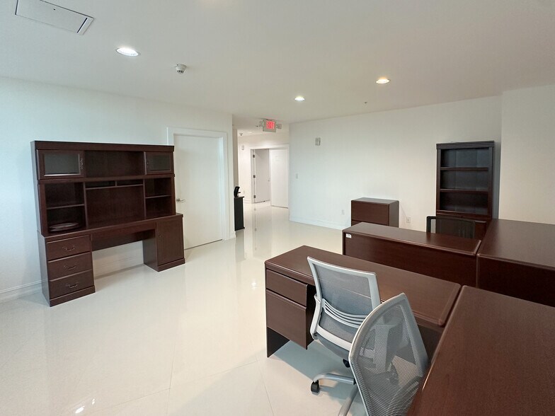 More Photos Of 900-990 Biscayne Blvd, Miami Apartments For Sale