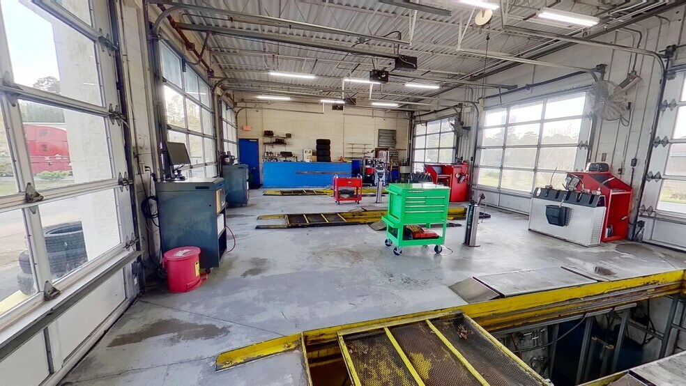 More Photos Of 2708 Trademark Dr, Wilmington Auto Repair For Sale