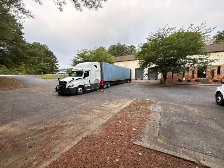 More Photos Of 3575 Trotter Dr, Alpharetta Warehouse For Lease