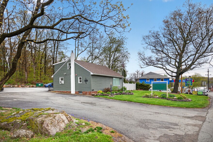 More Photos Of 187 Breakneck Rd, Highland Lakes Storefront Retail Residential For Sale