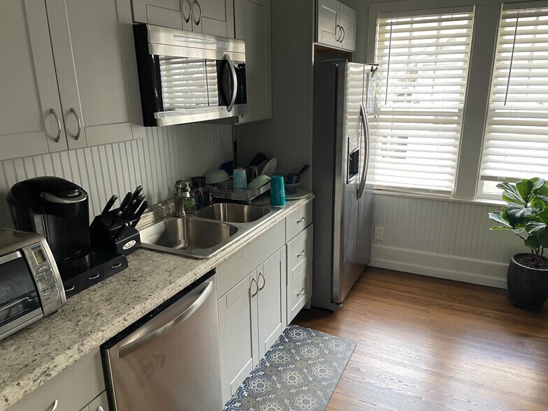 More Photos Of 2605 Westwood Dr, Nashville Showroom For Lease