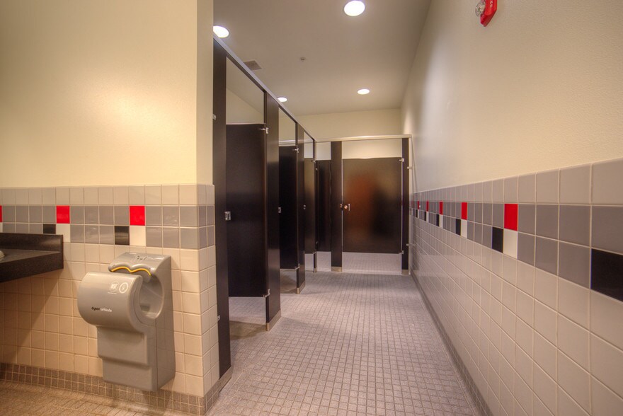 More Photos Of 410 W Bakerview Rd, Bellingham General Retail For Lease