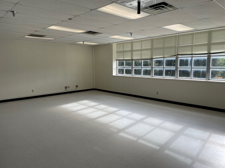 More Photos Of 216 E College St, Seguin Flex For Sale