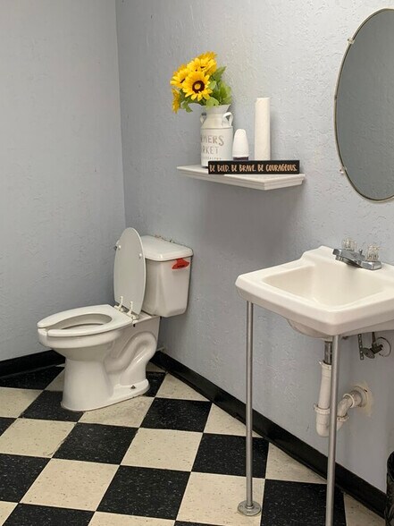 More Photos Of 1510 Washington St, Commerce Auto Repair For Lease