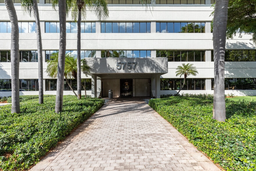 More Photos Of 5775 Blue Lagoon Dr, Miami Unknown For Lease