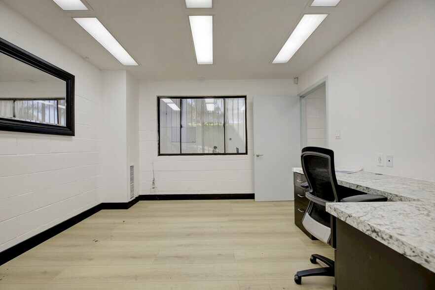 More Photos Of 18417 Bryant St, Northridge Service For Sale