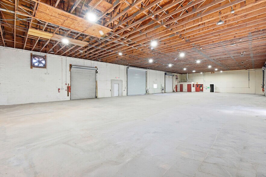 More Photos Of 657 NE Dixie Hwy, Jensen Beach Warehouse For Lease