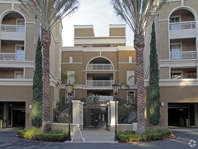 More Photos Of 31 E MacArthur Crescent Dr, Santa Ana Apartments For Lease