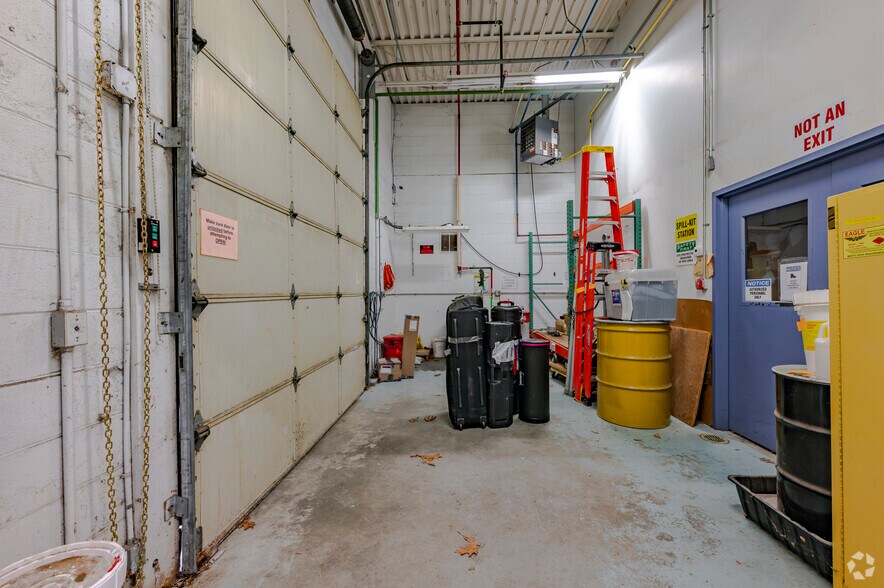 More Photos Of 14-20 Progress Dr, Shelton Office For Lease