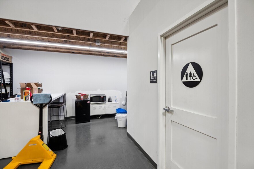 More Photos Of 1000 Calcot Pl, Oakland Warehouse For Lease