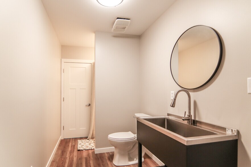 More Photos Of 409 Demoss Ave ave, Arcadia Light Distribution For Lease