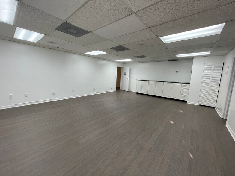 More Photos Of 2843 Pembroke Rd, Hollywood Office For Lease