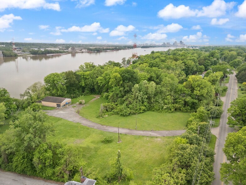 More Photos Of 2000 Utica Pike, Jeffersonville Marina For Sale